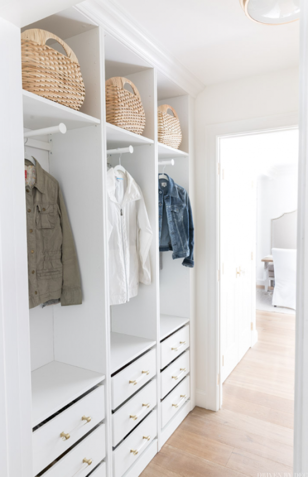 Lemari pakaian dengan laci berbingkai di bagian bawah